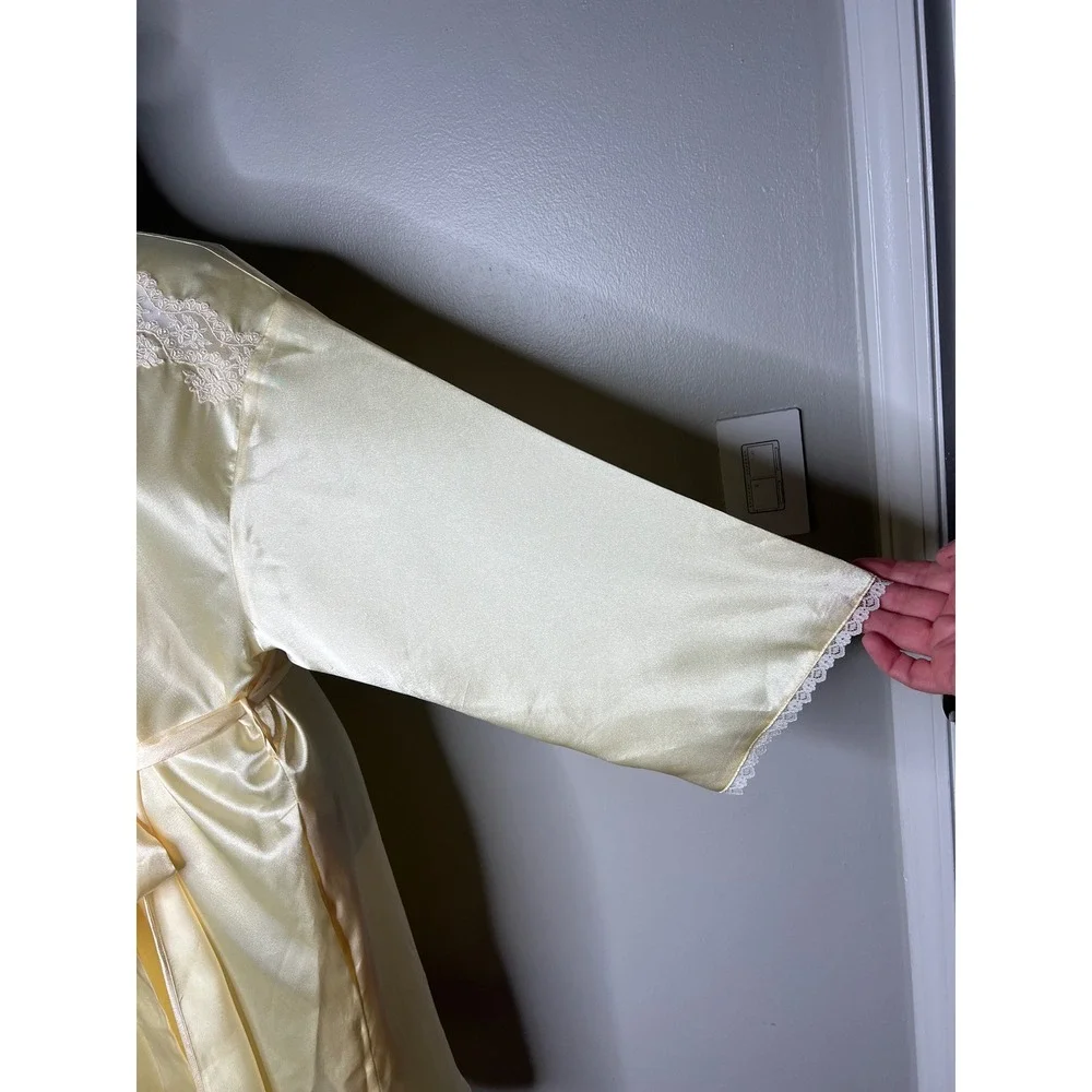 Oscar de la Renta Pink Label Butter Yellow Satin Lace Trim Wrap Robe Women's M